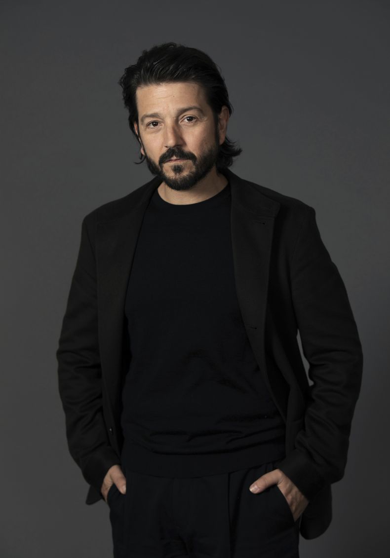 Diego Luna posa para promocionar Andor el martes 15 de abril de 2025, en Los Ángeles. (Foto Rebecca Cabage/Invision/AP)