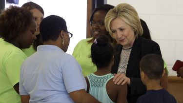 clinton despliega estrategia de apenas lo necesario