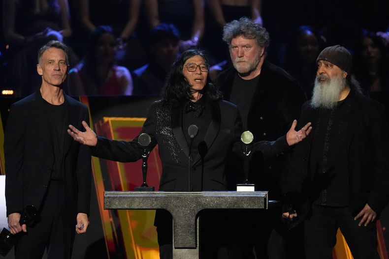 Matt Cameron, de izquierda a derecha, Hiro Yamamoto, Ben Shepherd, y Kim Thayil de Soundgarden hablan durante la ceremonia de incorporación al Salón de la Fama del Rock and Roll de 2025 el sábado 8 de noviembre de 2025 en L.A. Live en Los Ángeles. (Foto AP/Chris Pizzello)