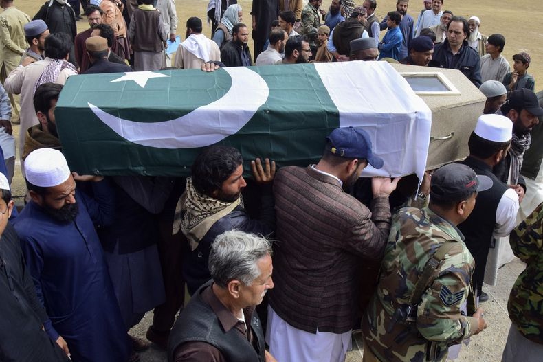 Dolientes cargan el féretro de una víctima de un ataque a un tren, rumbo a un funeral en Quetta, en Baluchistán, la provincia suroccidental de Pakistán, el jueves 13 de marzo de 2025. (AP Foto/Arshad Butt)