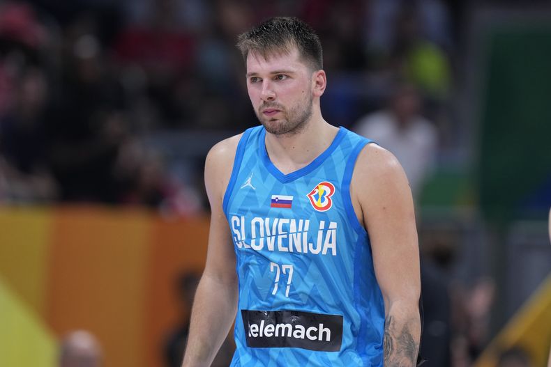 El esloveno Luka Doncic tras ser expulsado en el partido contra Canadá por los cuartos de final del Mundial de basquetbol, el miércoles 6 de septiembre de 2023, en Manila. (AP Foto/Michael Conroy)