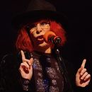 ARCHIVO - La cantante brasileña Rita Lee se presenta en concierto en Buenos Aires, Argentina, el 23 de noviembre de 2002. Lee apdada la Reina del Rock de Brasil, que vendió millones y ganó seguidores internacionales a través de su estilo colorido y sincero, murió a los 75 años la noche del 8 de mayo de 2023, según un comunicado publicado en su cuenta oficial de Instagram. (Foto AP/Natacha Pisarenko, archivo)