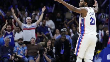 Embiid destaca con 42 puntos; 76ers vencen a Hawks