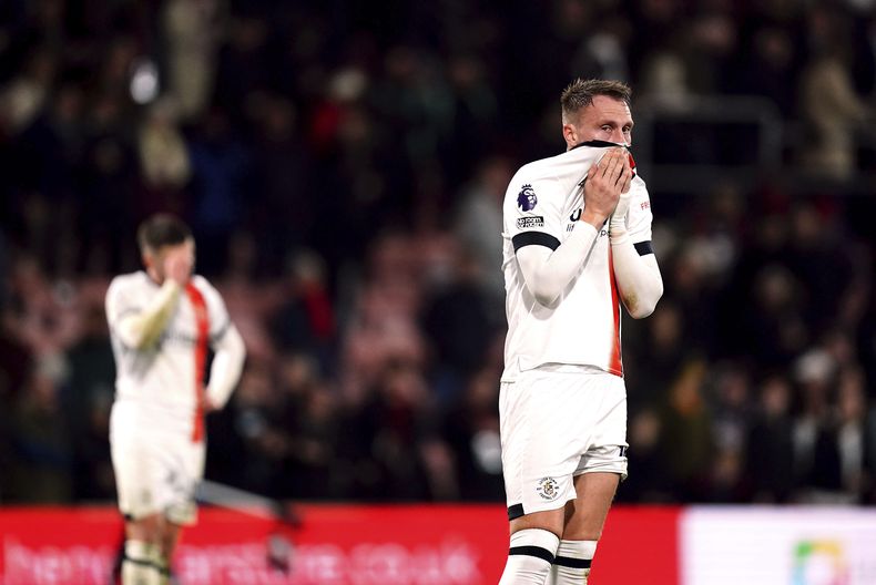 Cauley Woodrow, derecha, de Luton, reacciona después del silbatazo final del partido de fútbol de la Liga Premier entre Bournemouth y Luton Town, en el estadio Vitality, en Bournemouth, Inglaterra, el miércoles 13 de marzo de 2024. (John Walton/PA via AP)