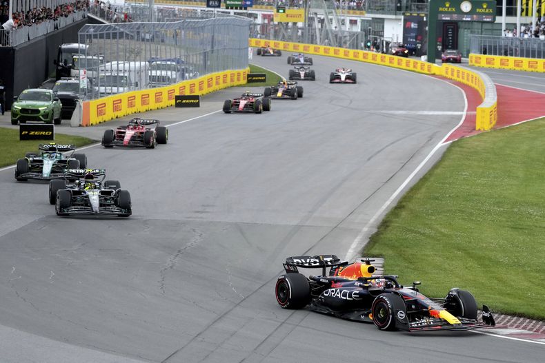 El Red Bull de Max Verstappen incrementa su ventaja durante el Gran Premio de Canadá de la Fórmula Uno, el domingo 18 de julio de 2023, en Montreal. (Christinne Muschi/The Canadian Press vía AP)