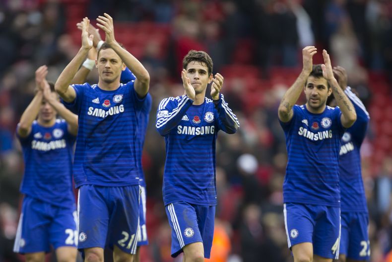 Oscar (centro), Cesc F&aacute;bregas (der) y otros jugadores del Chelsea festejan la victoria 2-1 sobre Liverpool el 8 de noviembre del 2014 en el Anfield Stadium de Liverpool. Oscar firm&oacute; una pr&oacute;rroga de su contrato que lo ligar&aacute; al
