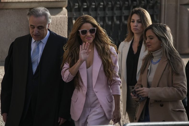 La artista colombiana Shakira, en el centro, llega a una corte en Barcelona, España, el lunes 20 de noviembre de 2023. Shakira alcanzó un acuerdo de último momento para evitar el riesgo de ir a prisión en el primer día de su juicio por fraude fiscal en Barcelona. (Foto AP/Joan Mateu Parra)(AP Foto/Emilio Morenatti)