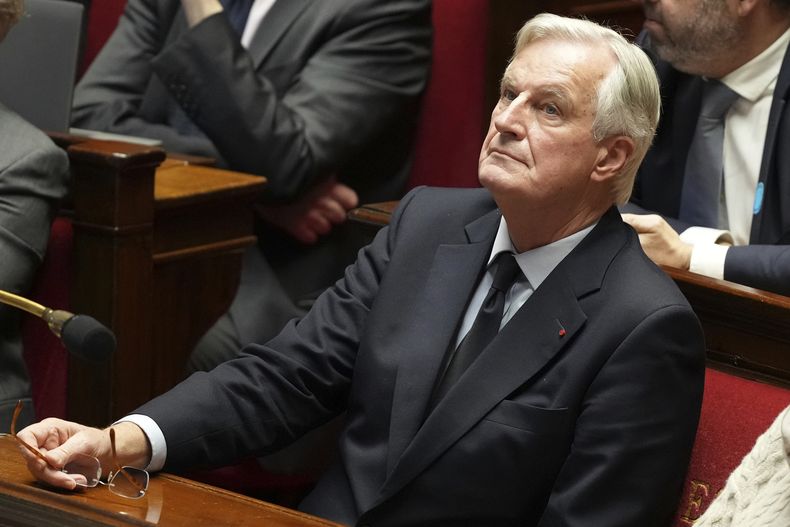 El primer ministro francés, Michel Barnier, asiste a un debate en la Asamblea Nacional mientras el gobierno minoritario de Francia parece estar en sus últimos momentos debido a la interposición de una moción de censura por parte de legisladores de oposición, el lunes 2 de diciembre de 2024 en París. (AP Foto/Michel Euler)