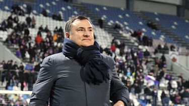 ARCHIVO - En esta foto del 26 de febrero de 2022, el director general de la Fiorentina Joe Barone observa el partido de la Serie A ante Sassuolo. Fiorentina ha confirmado que Barone ha fallecido tras sufrir un infarto. Tenía 57 años de edad. (Massimo Paolone/LaPresse vía AP)