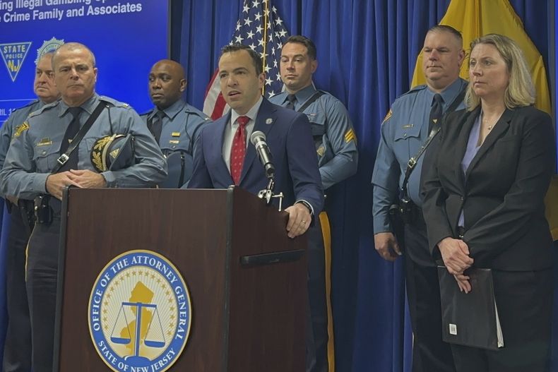 El fiscal general de Nueva Jersey, Matt Platkin, habla en una conferencia de prensa el viernes 11 de abril de 2025, un día después de que la fiscal federal interina Alina Habba dijera que ha iniciado una investigación sobre él en relación con la política de aplicación de las leyes migratorias en Newark, Nueva Jersey. (AP Foto/Mike Catalini)