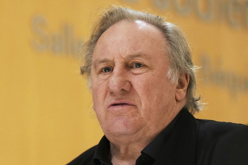 El actor francés Gerard Depardieu llega a su juicio por las presuntas agresiones sexuales a dos mujeres en una película filmada en 2021, el miércoles 26 de marzo de 2025 en París. (Foto AP/Aurelien Morissard)