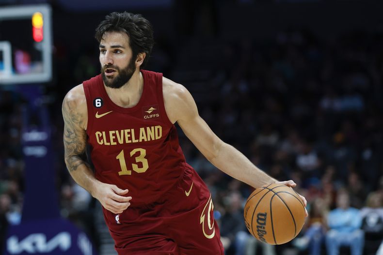 El base español Ricky Rubio, de los Cavaliers de Cleveland, conduce el balón durante un encuentro ante los Hornets de Charlotte, el 12 de marzo de 2023 (AP Foto/Nell Redmond, archivo)