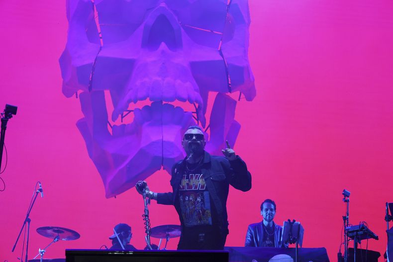 El cantante mexicano Luis Román conocido como Dr. Shenka de Panteón Rococó durante su concierto en el Festival Vive Latino en la Ciudad de México el sábado 16 de marzo de 2024. (Foto AP/Ginnette Riquelme)