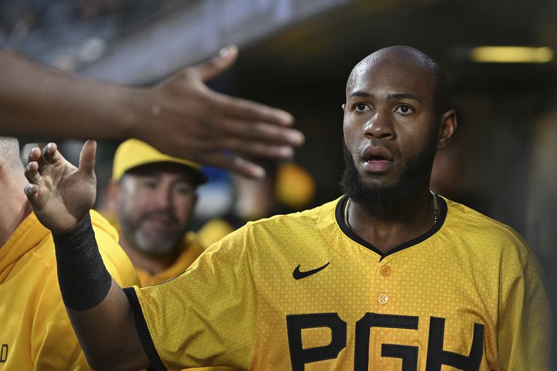 El dominicano Bryan de la Cruz, de los Piratas de Pittsburgh, celebra luego de anotar ante los Rojos de Cincinnati, el viernes 23 de agosto de 2024 (AP Foto/Barry Reeger)