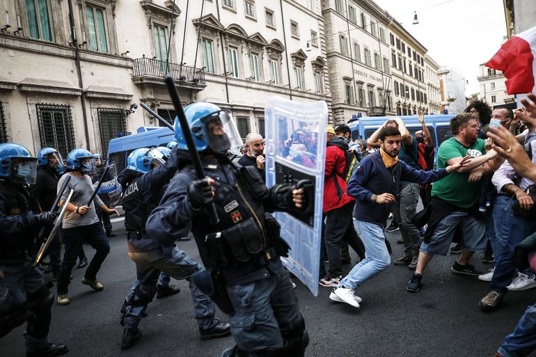 Protestan en Roma por Pase Verde de vacunas contra COVID-19