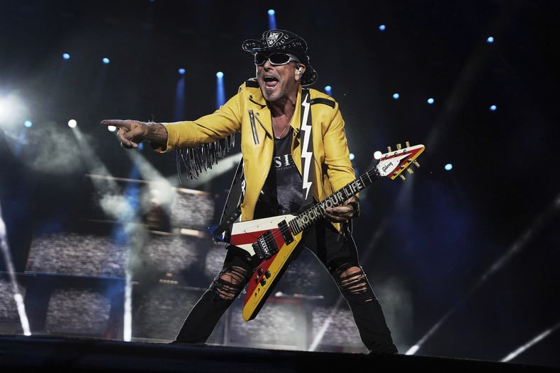 Rudolf Schenker de la banda alemana de rock Scorpions durante su presentación en la 25ª edición del festival de música Vive Latino en la Ciudad de México, el sábado 15 de marzo de 2025. (Foto AP/Aurea Del Rosario)