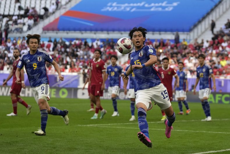 El japonés Koki Machida persigue el balón durante el partido contra Indonesia en la Copa de Asia, el miércoles 24 de enero de 2024, en Doha, Qatar. (AP Foto/Thanassis Stavrakis)