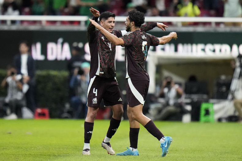 El delantero mexicano Raúl Jiménez, derecha, es felicitado por Edson Álvarez luego de anotar un gol ante Estados Unidos en el estadio Akron Stadium en Guadalajara, México, el martes 15 de octubre del 2024. (AP Foto/Eduardo Verdugo)