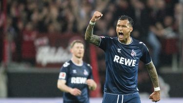 Davie Selke del Colonia celebra tras anotar el 1-0 en el encuentro ante l Bayer Leverkusen en la Bundesliga el viernes 5 de mayo del 2023. (Marius Becker/dpa via AP)