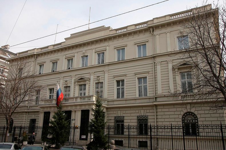 La embajada rusa en Viena, Austria, el 19 de marzo 2010. (AP Foto/Ronald Zak, Archivo)