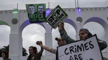 ARCHIVO - Activistas ambientales protestan para exigir justicia por las muertes del periodista británico Dom Phillips y del experto indígena Bruno Pereira en el acueducto de Arcos da Lapa en Río de Janeiro, Brasil, el 26 de junio de 2022. (AP Foto/Bruna Prado, Archivo)