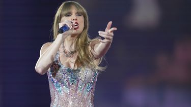 ARCHIVO - Taylor Swift actúa durante su Eras Tour en la arena Tokyo Dome, 7 de febrero de 2024, en Tokio. Sus fans en el mundo se preguntan: ¿llegará a tiempo para ver jugar a su novio Travis Kelce en el Super Bowl en Las Vegas el domingo 11 de febrero de 2024? (AP Foto/Toru Hanai, File)