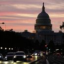 Vista del Capitolio de EEUU al amanecer mientras los autos circulan por la avenida Pensilvania, el 1 de octubre de 2025, en Washington. (AP Foto/Julia Demaree Nikhinson)