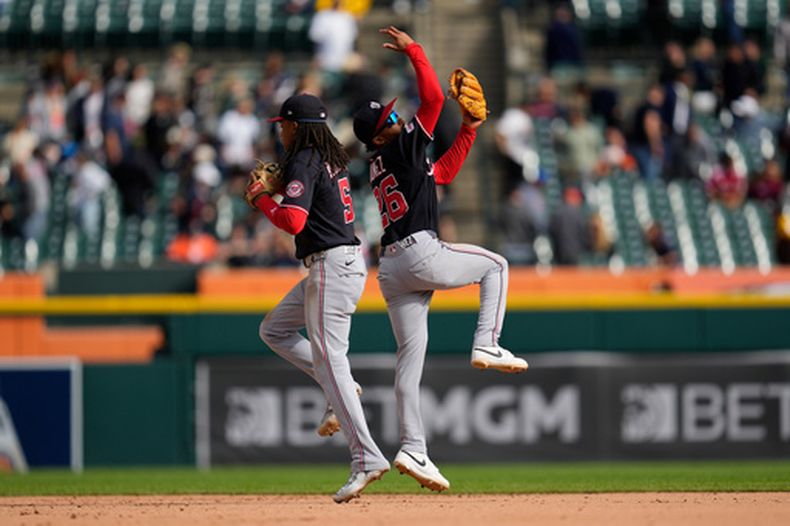 CJ Abrams (5) y Nasim Núñez (26) de los Nacionales de Washington celebran la victoria ante los Tigres de Detroit, el miércoles 23 de septiembre de 2026, en Detroit. (AP Foto/Paul Sancya)