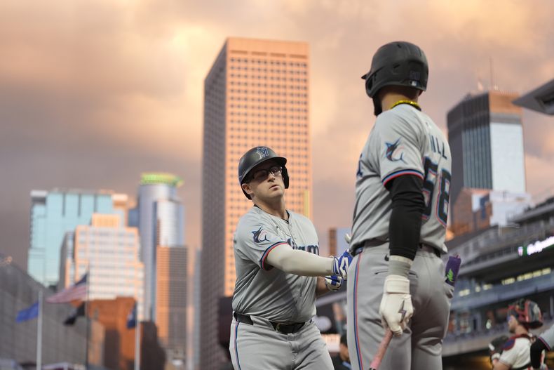 Jonah Bride (izquierda) festeja con Derek Hill, su compañero de los Marlins de Miami, luego de batear un jonrón solitario en el encuentro ante los Mellizos de Minnesota, el martes 24 de septiembre de 2024 (AP Foto/Abbie Parr)