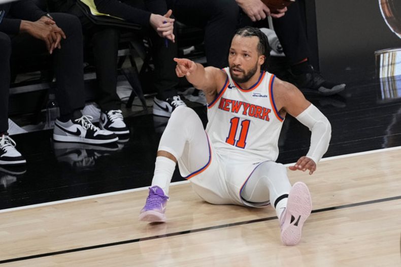 Jalen Brunson, de los Knicks de Nueva York, señala hacia la cancha luego de encestar ante los Spurs de San Antonio en el primer partido de las Finales de la NBA, el miércoles 3 de junio de 2026 (AP Foto/Eric Gay)