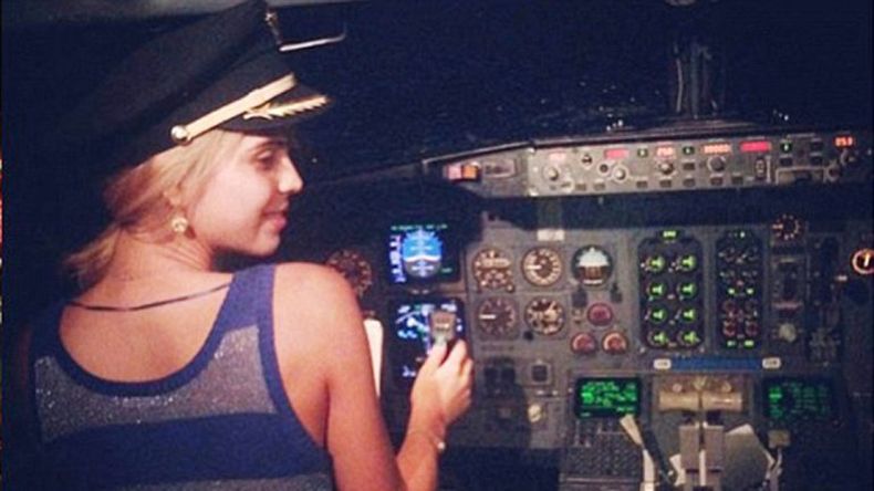 El comandante de una aerolínea mexicana quiso ser galán con la joven Esmeralda Ugalde, de 23 años, y su amiga de 19. Al conocerse las fotos, lo echaron