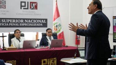 El expresidente Martín Vizcarra, quien enfrenta cargos de corrupción, se dirige a los miembros de la corte durante su juicio en Lima, Perú, el jueves 20 de noviembre de 2025. (AP Foto/Martín Mejía)