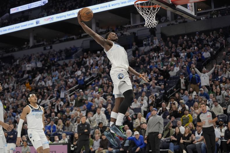 Anthony Edwards (5), de los Timberwolves de Minnesota, se alista para realizar una clavada durante la segunda mitad del juego de baloncesto de la NBA en contra del Jazz de Utah, el domingo 16 de marzo de 2025, en Minneapolis. (AP Foto/Abbie Parr)