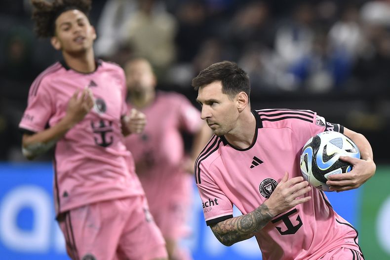 Lionel Messi del Inter Miami con el balón durante el partido amistoso contra Al Hilal, el lunes 29 de enero de 2024, en Riad, Arabia Saudí. (AP Foto)