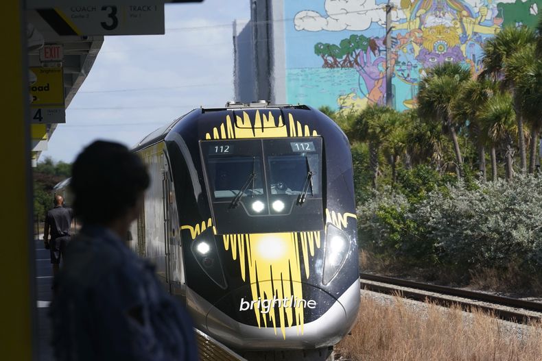 Un tren de Brightline llega a la estación de Fort Lauderdale el viernes 8 de septiembre de 2023, en Fort Lauderdale, Florida. (AP Foto/Marta Lavandier)