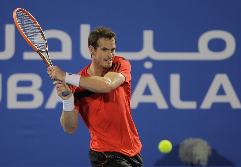 El brit&aacute;nico Andy Murray devuelve una pelota contra el franc&eacute;s Jo-Wilfried Tsonga en un torneo en Abu Dabi el jueves, 26 de diciembre de 2013. (AP Photo/Kamran Jebreili)