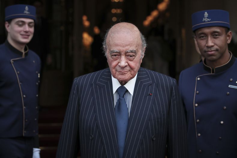 El empresario egipcio Mohammed Al Fayed afuera del hotel Ritz, de su propiedad, en París, el 27 de junio de 2016. (AP Foto/Kamil Zihnioglu, File)