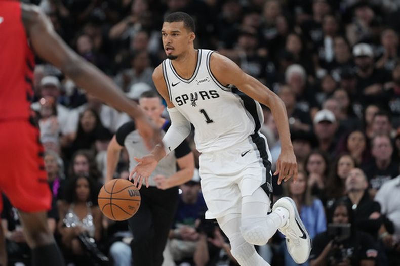 Victor Wembanyama, de los Spurs de San Antonio, lleva el balón durante la segunda mitad del quinto juego de la serie de primera ronda de playoffs del baloncesto de la NBA contra los Trail Blazers de Portland, el martes 28 de abril de 2026, en San Antonio. (AP Foto/Eric Gay)