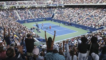 Aficionados gritan durante el encuentro de la brasileña Beatriz Haddad Maia y la estadoundiense Sloane Stephens en la primera ronda del Abierto de Estados Unidos el lunes 28 de agosto del 2023. (AP Foto/Jason DeCrow)