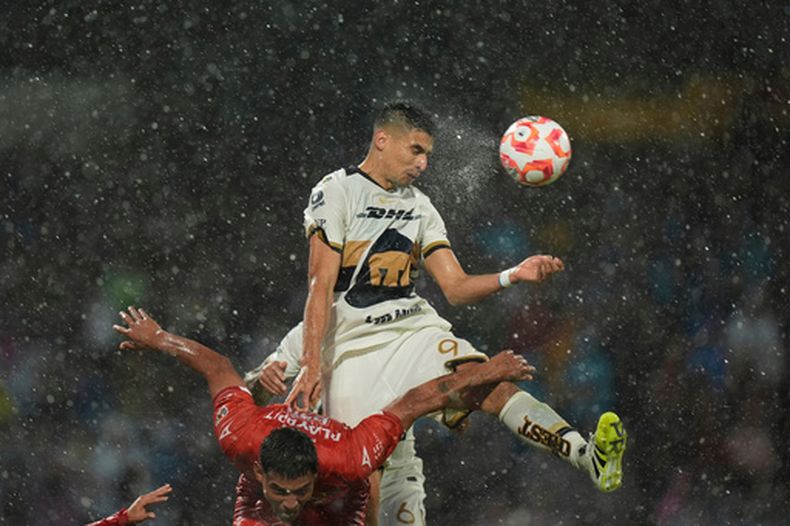Guillermo Martínez de Pumas cabecea el balón frente a Tomás Badaloni de Necaxa druante un partido de la Liga MX, el domingo 10 de agosto de 2025, en la Ciudad de México. (AP Foto/Fernando Llano)