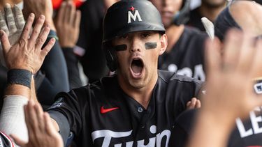 Brooks Lee, de los Mellizos de Minnesota, reacciona después de disparar un jonrón de tres carreras ante el abridor de los Guardianes de Cleveland, Slade Cecconi, durante la cuarta entrada del juego de béisbol de Grandes Ligas, el miércoles 22 de julio de 2026, en Cleveland. (AP Foto/Phil Long)