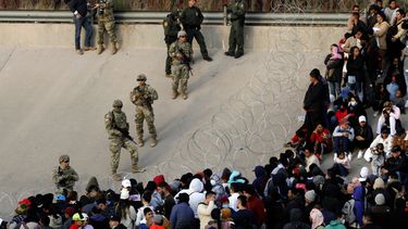 ARCHIVO - Migrantes reunidos en la orilla del río Bravo en la frontera de Estados Unidos con México, el 20 de diciembre de 2022, donde miembros de la Guardia Nacional de Texas cerraron un hueco en la cerca fronteriza de EEUU. (AP Foto/Morgan Lee, Archivo)
