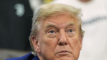 El presidente Donald Trump habla con reporteros en la Oficina Oval en la Casa Blanca en Washington el 18 de junio del 2025. (AP foto/Alex Brandon)