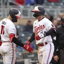 El puertorriqueño José Miranda (derecha) es felicitado por Joey Gallo, luego de conectar un jonrón ante los Reales de Kansas City, el viernes 28 de abril de 2023 (AP Foto/Stacy Bengs)