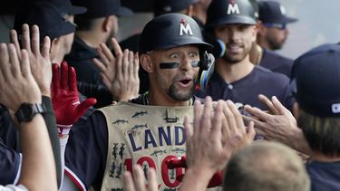 Royce Lewis de los Mellizos de Minnesota celebra en el banquillo luego de conectar un grand slam en la 2da entrada del juego ante los Guardianes de Cleveland. Lunes 4 de septiembre de 2023. (AP Foto/Sue Ogrocki)