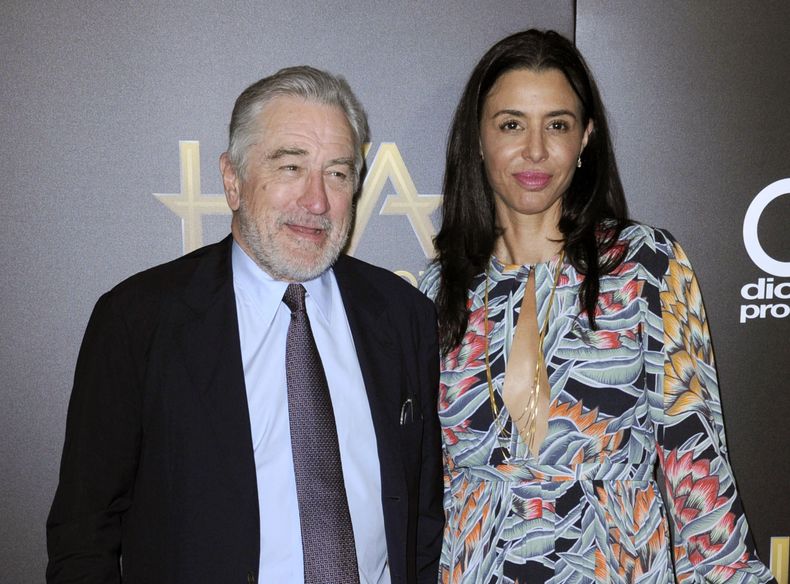 ARCHIVO - Robert De Niro, a la izquierda, y su hija Drena De Niro en la 20a entrega anual de los Premios de Cine de Hollywood en Beverly Hills, California, el 6 de noviembre de 2016. Leandro De Niro Rodriguez, nieto de Robert De Niro y Diahnne Abbott, murió a los 19 años. Su madre, Drena De Niro, anunció la noticia el lunes 3 de julio de 2023 en una publicación de Instagram.(Foto Richard Shotwell/Invision/AP, archivo)