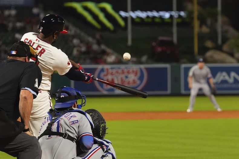 El cubano Jorge Soler, de los Angelinos de Los Ángeles, pega un jonrón en el duelo del miércoles 9 de julio de 2025, ante los Rangers de Texas (AP Foto/Mark J. Terrill)