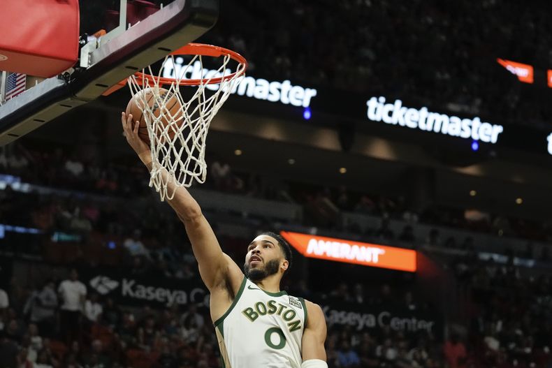 Jayson Tatum, alero de los Celtics de Boston, encesta en el partido del 11 de febrero de 2024, ante el Heat de Miami (AP Foto/Rebecca Blackwell)