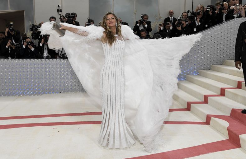 Gisele Bundchen llega a la gala del Instituto del Vestido del Museo Metropolitano de Arte para celebrar la inauguración de la exposición Karl Lagerfeld: A Line of Beauty el lunes 1 de mayo de 2023 en Nueva York. (Foto Evan Agostini/Invision/AP)