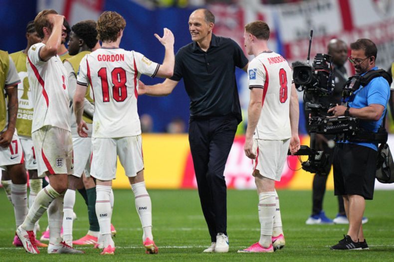 El seleccionador de Inglaterra, Thomas Tuchel, festeja con sus jugadores luego de vencer a Congo en los dieciseiscavos de final de la Copa del Mundo, el miércoles 1 de julio de 2026 en Atlanta (AP Foto/Jacob Kupferman)